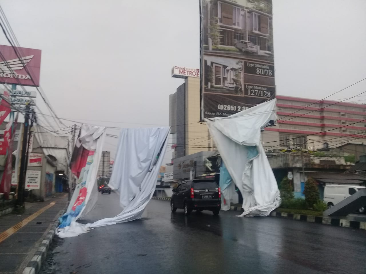  Gambar  Media Reklame Raksasa di  Jalan  HZ Kota Tasik 