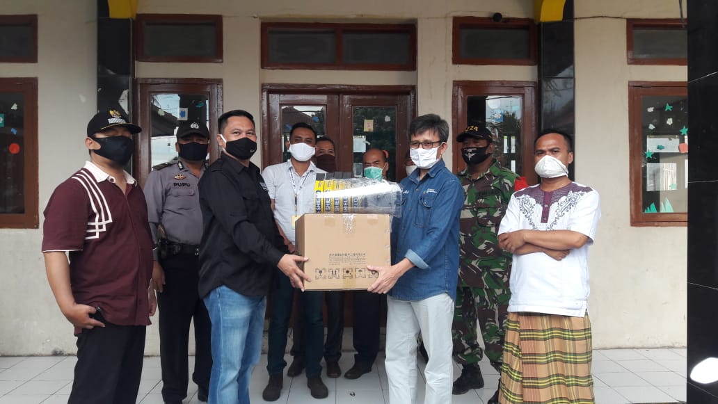 Serah terima APD dari gugus tugas provinsi kepada gugus tugas kecamatan | Asron