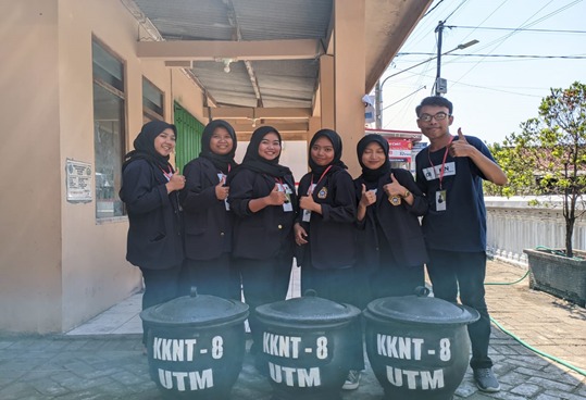 Mahasiswa Kkn Utm Melakukan Pengelolaan Dan Pengadaan Tempat Sampah Dari Ban Bekas 8752