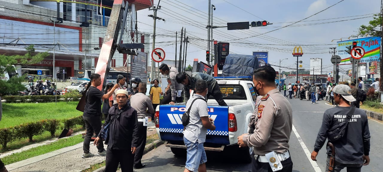 Kasat Lantas Polres Tasikmalaya Kota Bantu Evakuasi Kecelakaan Truk ...