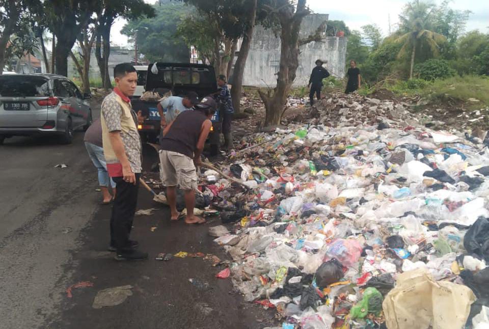 Bekerja Ekstra Dlh Kota Tasik Genjot Angkut Sampah Di Tps Ilegal